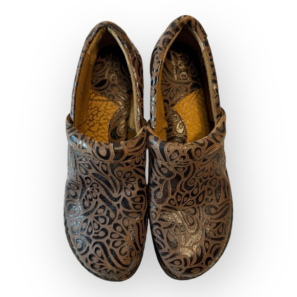 BOC Born on Concepts Brown Leather Peggy Slip On Embossed Clog Size 10M Clog - Picture 1 of 10